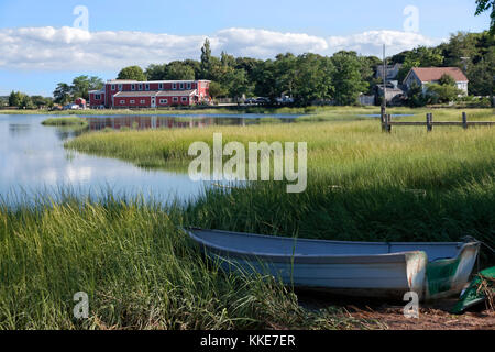 Barco en la orilla de Scénic Duck Creek en Wellfleet, Massachusetts en Cape Cod.