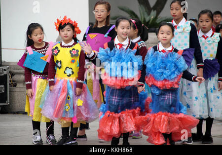 Suzhou, Suzhou, China. 28 Nov, 2017. Suzhou, China 28a noviembre de  2017:(sólo para uso editorial. china) .los niños presentes ropa hecha de materiales  reciclados en un eco-friendly Fashion Show, celebrada en Suzhou,