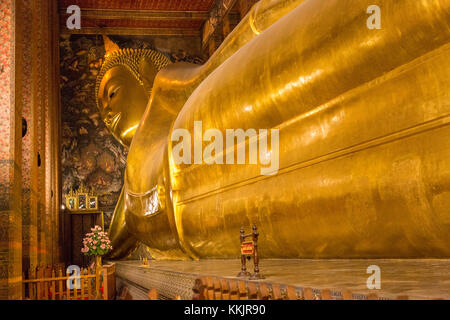 Bangkok, Tailandia. Buda reclinado, el templo Wat Pho complejo.