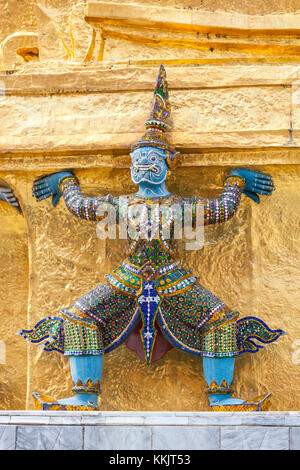 Bangkok, Tailandia. Yakshas (demonios) apoyando el Chedi Dorado, Gran Palacio Real compuesto. Foto de stock