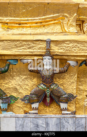 Bangkok, Tailandia. Yakshas (demonios) apoyando el Chedi Dorado, Gran Palacio Real compuesto. Foto de stock