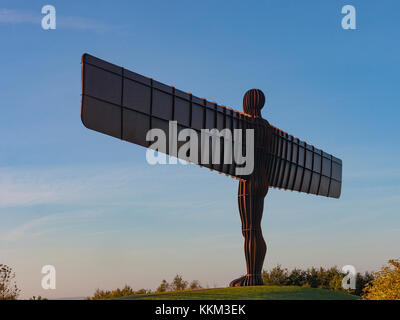 El ángel del norte, la magnífica escultura de Sir Antony Gormley, que está en la cima de la colina, cerca de Gateshead, birtley tyne y desgaste Foto de stock