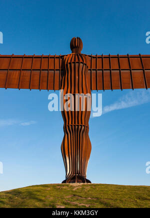 El ángel del norte, la magnífica escultura de Sir Antony Gormley, que está en la cima de la colina, cerca de Gateshead, birtley tyne y desgaste Foto de stock