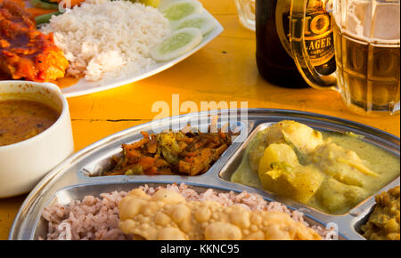 Cerca de curry, comida y León local cerveza lager, Mirissa, Sri Lanka, Asia Foto de stock