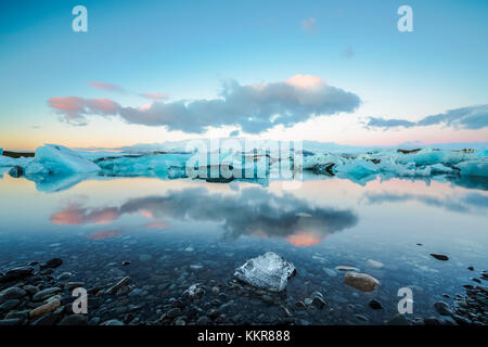 Jokulsarlon, este de Islandia, Islandia, el norte de Europa. La icónica poco icebergs forrado en la laguna del glaciar durante un amanecer