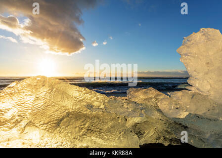 Jokulsarlon, este de Islandia, Islandia, el norte de Europa. La icónica poco icebergs forrados en la playa de arena negra.