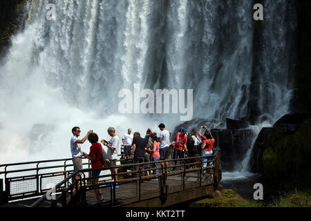Turistas en observación por las Cataratas del Iguazú, en la frontera Argentina - Brasil, Sudamérica