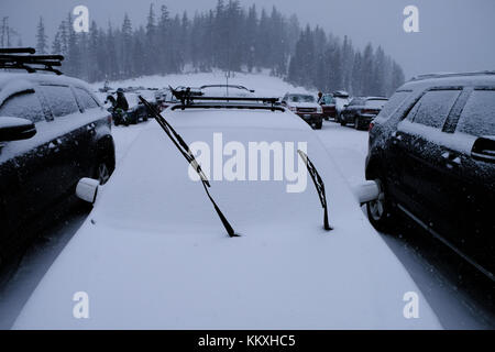 Mount Bachelor, Bend, Oregon, Estados Unidos, 2 de diciembre de 2017. Las fuertes nevadas provocaron muchos esquiadores Saliendo temprano en Mount Bachelor Ski Resort.
