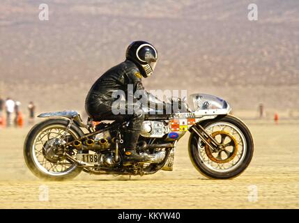 Un motociclista paseos en su motocicleta en la arena en el Mirage Dry Lake área vehículo off-highway 9 de noviembre de 2013 en adelanto, California. (Foto por Jeff kurtz via planetpix) Foto de stock