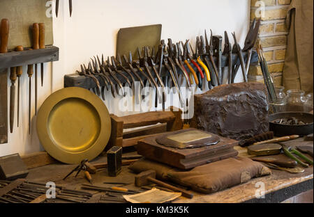 Colección de herramientas de carpintería vintage en una áspera workbench - Alicates - Enfoque selectivo Foto de stock