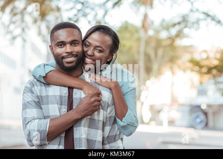 Contenido pareja africana juntos afuera en un día soleado Foto de stock