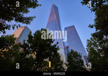 El One World Trade Center y a 7 del WTC skycrapers al atardecer desde el Memorial Park. Lower Manhattan, el distrito financiero de la ciudad de Nueva York
