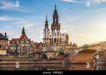Augusto Puente (Augustusbrucke) y la Catedral de la Santísima Trinidad (Hofkirche) sobre el río Elba en Dresden, Alemania, en el Estado federado de Sajonia.