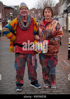 Una pareja de ancianos de contracultura en Lewes, Sussex oriental Foto de stock