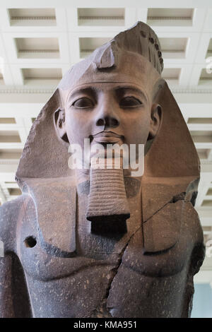 Londres. Inglaterra. Cabeza colosal del faraón egipcio Ramsés II, ca. 1250 B.C, en el Museo Británico. Foto de stock