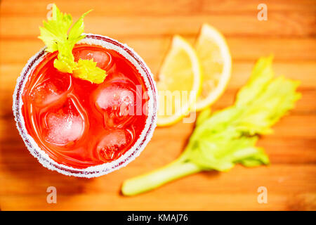 Bloody Mary la bebida alcohólica con limón y apio Foto de stock