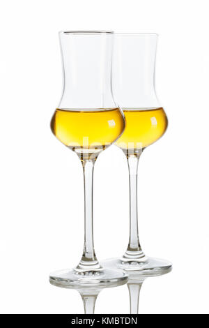 Dos Copas de grappa italiana brandy aislado sobre fondo blanco. Foto de stock