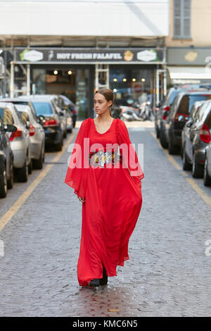 Milán - 23 de septiembre: una mujer con un largo, vestido rojo y cinturón con flores antes blumarine moda, Street Style de la semana de la moda de Milán el 23 de septiembre de Fotografía de stock - Alamy