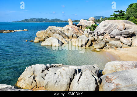 Orilla rocosa playa Hin Ta Hin Yai, famosos en la isla Samui, Tailandia Foto de stock