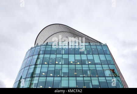 Ciudad de Londres - 23 de diciembre de 2016: el techo ondulado de un moderno edificio de gran altura en Vauxhall Bridge Road, cerca de Victoria Station. Foto de stock