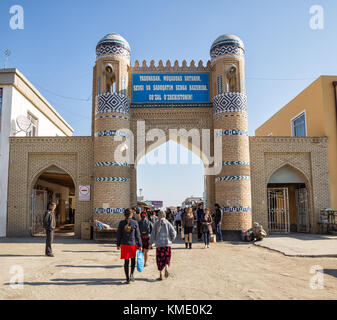 Khiva, Uzbekistán - Octubre 22, 2016: La puerta oriental de la fortaleza disán-kala, el exterior de la ciudad de Khiva, ahora la entrada a la ciudad bazar. Muchos uniden Foto de stock