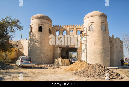 Khiva, Uzbekistán - Octubre 22, 2016: la restauración de la puerta oriental de la fortaleza de darvaza khazarasp disán kala. Trabajador de andamios reparar la pared Foto de stock