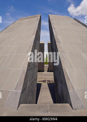 El patrimonio, el genocidio armenio y el museo memorial Tsitsernakaberd,,en una colina n Ereván, Armenia, Llama Eterna rodeado por losas de basalto Foto de stock