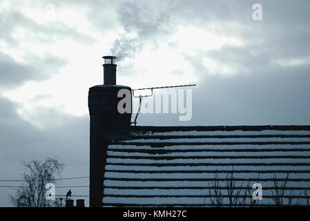 Moderna casa techo con chimenea el humo, la contaminación del aire y el