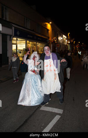 Glastonbury, UK, el sábado 9 de diciembre de 2017, y como la oscuridad se asienta, zombies se reúnen para el Glastonbury Zombie Walk. Crédito: Niveles de Vida Fotografía/Alamy Live News Foto de stock
