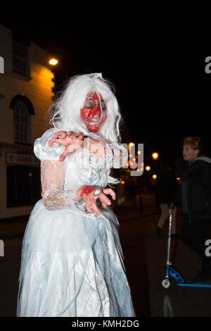 Glastonbury, UK, el sábado 9 de diciembre de 2017, y como la oscuridad se asienta, zombies se reúnen para el Glastonbury Zombie Walk. Crédito: Niveles de Vida Fotografía/Alamy Live News Foto de stock
