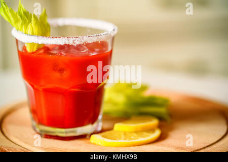 Bloody Mary la bebida alcohólica con limón y apio Foto de stock