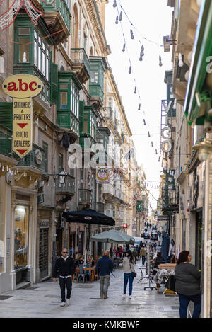 Triq Ir-Repubblika, la principal calle comercial de la Valletta, Malta y populares con los turistas. Foto de stock