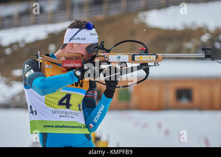 Lenzerheide, Suiza. 8 de diciembre de 2017. DUMONT Clement (FRA) durante la IBU Biathlon Cup Mixed Relay en Lenzerheide. Crédito: Cronos/Alamy Live News Foto de stock