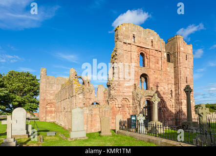 Priorato de Lindisfarne Ruinas del monasterio medieval isla santa de lindisfarne Northumberland Inglaterra Reino Unido GB Europa Foto de stock