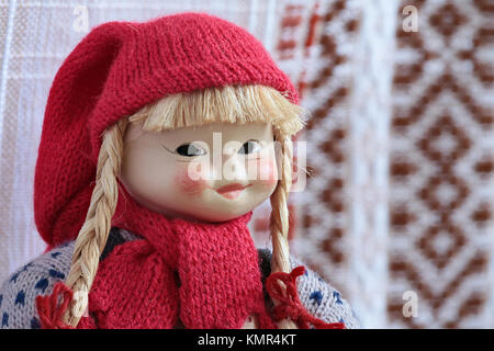 Impish chica con una gorra roja con Pigtails y arcos rojos retrato Foto de stock