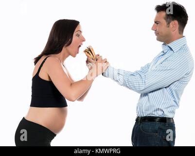 Par esperando bebé hambriento mujer comer hamburguesas estudio aislado sobre fondo blanco.