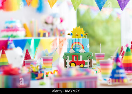 Fiesta de cumpleaños para niños decoración. Colorido pastel con velas.  Granja y tema del transporte muchachos parte. Mesa decorada para la  celebración del cumpleaños del niño Fotografía de stock - Alamy