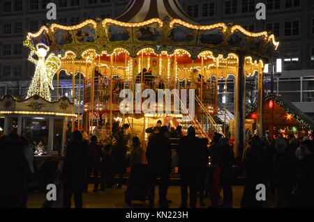 Berlín, Alemania. 09Dec, 2017. Mercado navideño en la plaza Alexanderplatz, en Berlín, Alemania. Crédito: Markku Rainer Peltonen/Alamy Live News