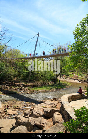 Puente Liberty y cae en el Parque Reedy en primavera, Greenville, Carolina del Sur, EE.UU. Foto de stock