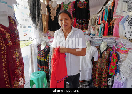 Ropa tradicional de Oaxaca que se vende en la Feria de Oaxaca en Acapulco,  México Fotografía de stock - Alamy