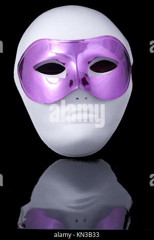 Misterioso máscara blanca con máscara de ojo rosa sobre fondo negro.