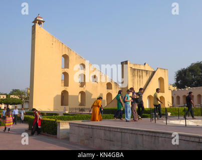 JAIPUR, INDIA, 19 de octubre de 2017 - El Jantar Mantar, complejos de arquitecturas con la función de instrumentos astronómicos en Jaipur, India, Asia Foto de stock