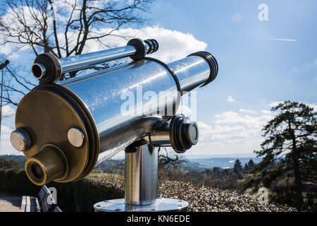 Telescopio turísticos Destino Turístico viaje ocular de ampliación horizontal buscando ver día hermoso cielo azul cromo metal limpio Foto de stock