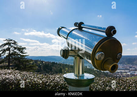 Telescopio turísticos Destino Turístico viaje ocular de ampliación horizontal buscando ver día hermoso cielo azul cromo metal limpio Foto de stock