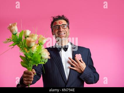 Nerd hombre con de pintalabios en la cara en el día de San Valentín y flores Fotografía de stock - Alamy