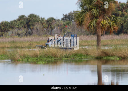 Aire viajar en barco a velocidad en el área de gestión de la Vida Silvestre Tosohatchee Florida Foto de stock