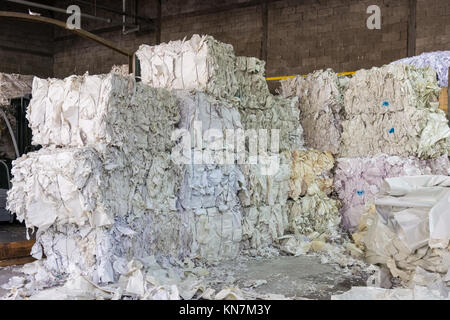 Planta de reciclaje de papel cortado Factory Closeup montón esquejes trozos en almacenamiento Foto de stock