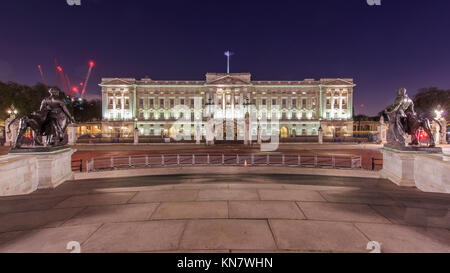 Londres, 13 de noviembre: vista nocturna del famoso Palacio de Buckingham en nov 13, 2015 en Londres, Reino Unido