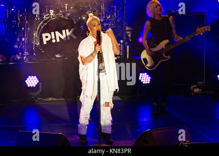 Berlín, Alemania. 09Dec, 2017. Pink realiza en vivo en el escenario como parte de "ProSieben en Concierto" en el Columbia Halle en diciembre 9,2017 en Berlín, Alemania. Crédito: Geisler-Fotopress/Alamy Live News