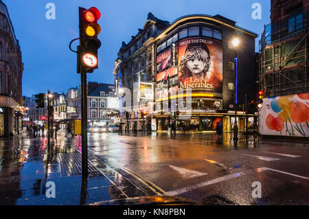 Los Miserables, Queens Theatre, Shaftesbury Avenue, West End, lluvia, Londres, Reino Unido. Foto de stock